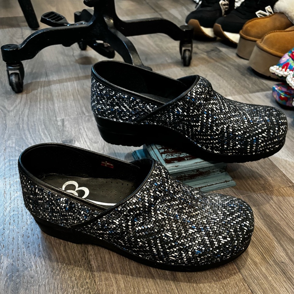 Sanitas women’s clogs size 41, blue woven design brand new